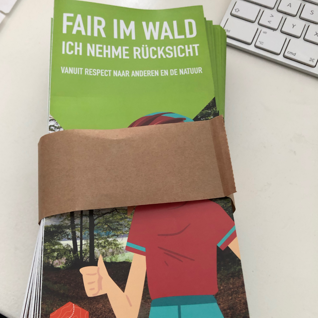 Die #fairimwald Flyer in Deutsch und Niederländisch